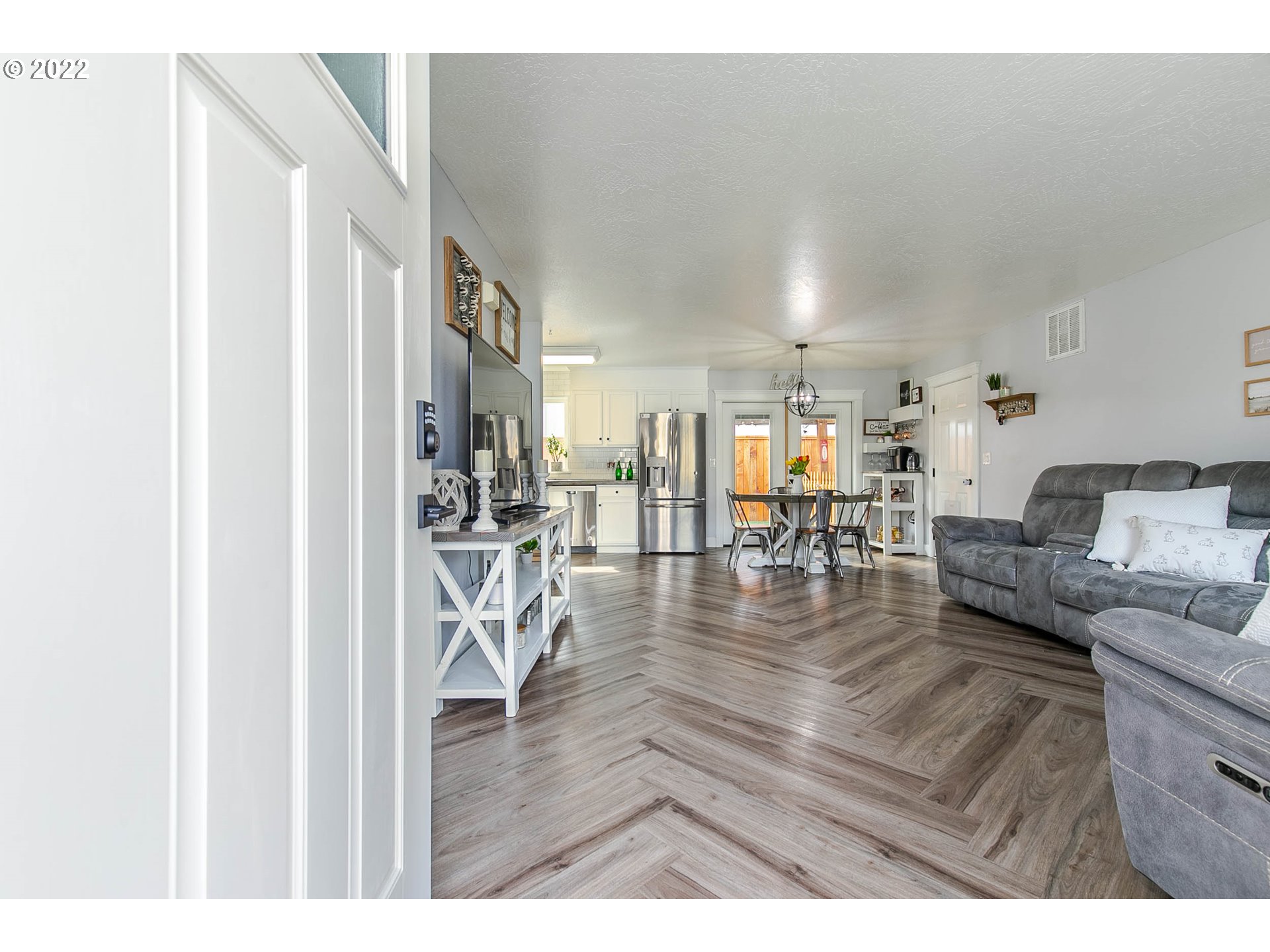 126 South 72nd Street Springfield, OR 97478 - Photo 3 of 32 a living room with furniture and a table