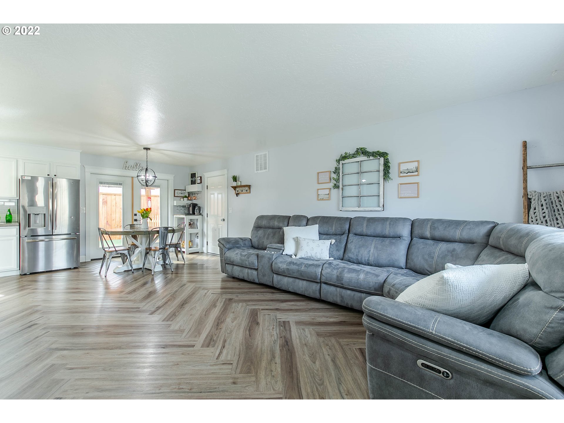 126 South 72nd Street Springfield, OR 97478 - Photo 4 of 32 a living room with furniture and wooden floor