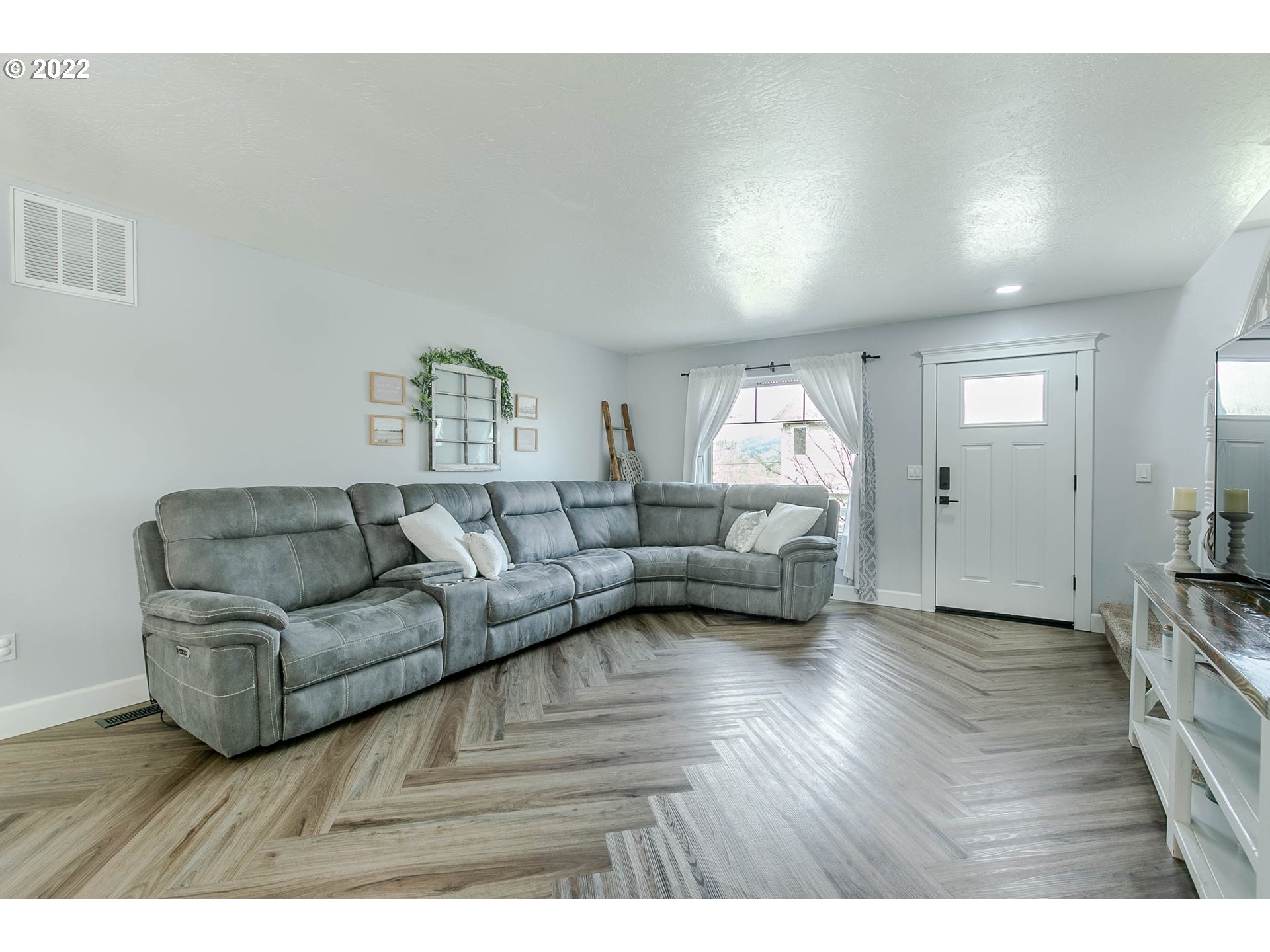 126 South 72nd Street Springfield, OR 97478 - Photo 6 of 32 a living room with furniture and a wooden floor