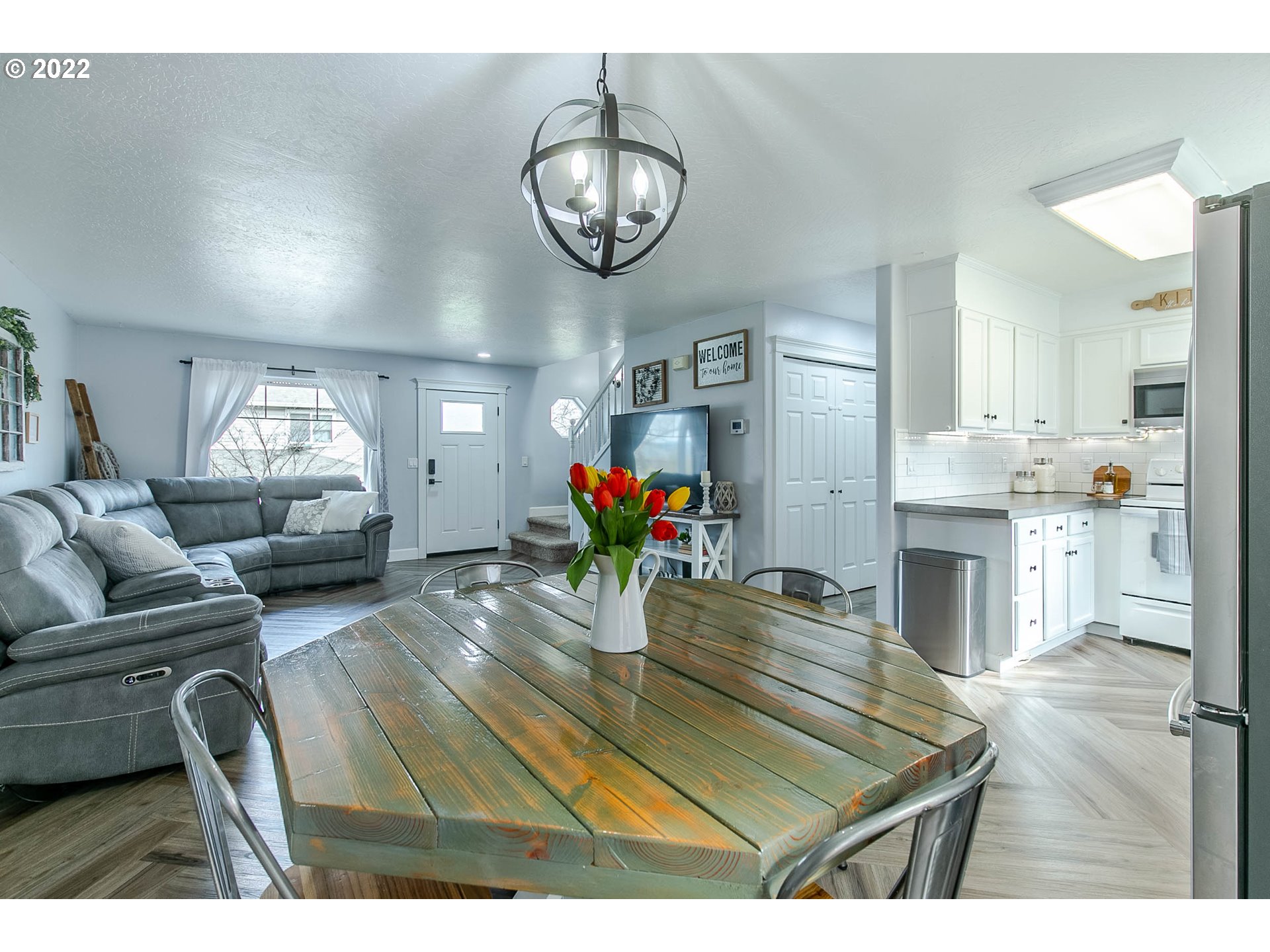 126 South 72nd Street Springfield, OR 97478 - Photo 9 of 32 a living room with furniture and a chandelier