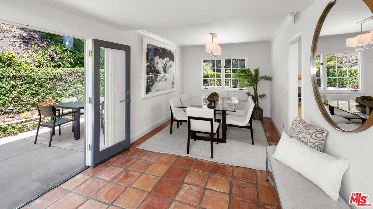 3944 Mandeville Canyon Road Los Angeles, CA 90049 - Photo 13 of 39