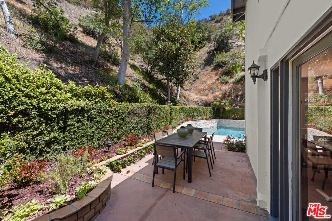 3944 Mandeville Canyon Road Los Angeles, CA 90049 - Photo 14 of 39