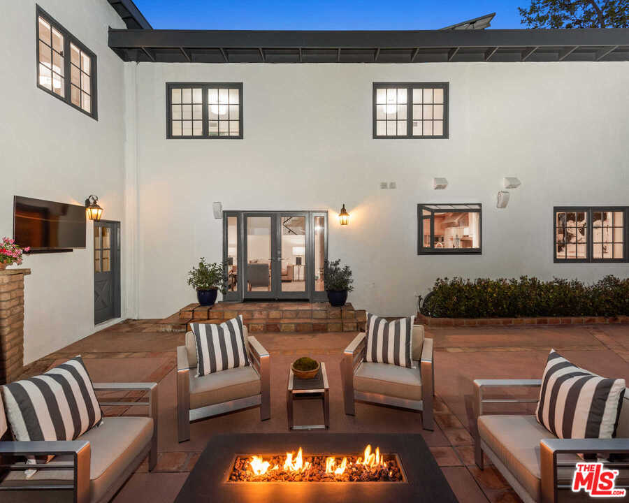 3944 Mandeville Canyon Road Los Angeles, CA 90049 - Photo 3 of 39