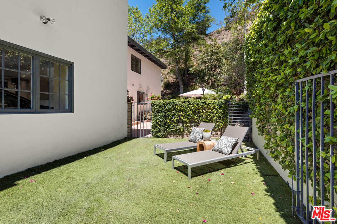3944 Mandeville Canyon Road Los Angeles, CA 90049 - Photo 23 of 39