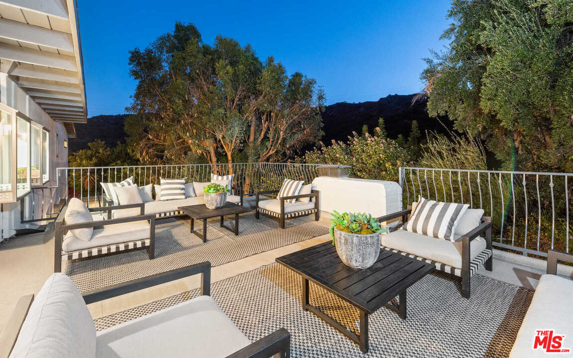 3944 Mandeville Canyon Road Los Angeles, CA 90049 - Photo 30 of 39