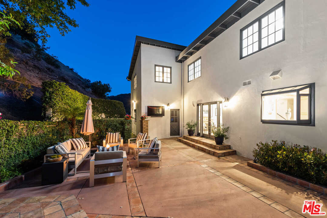 3944 Mandeville Canyon Road Los Angeles, CA 90049 - Photo 4 of 39