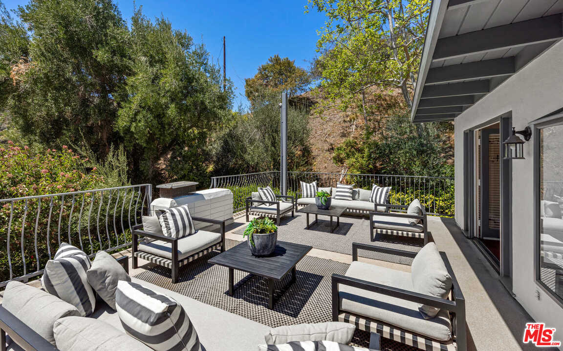 3944 Mandeville Canyon Road Los Angeles, CA 90049 - Photo 31 of 39