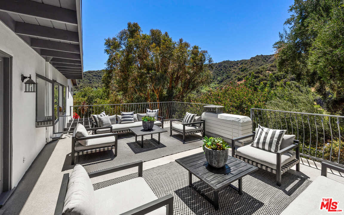 3944 Mandeville Canyon Road Los Angeles, CA 90049 - Photo 32 of 39