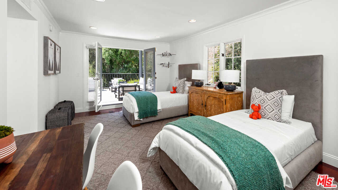 3944 Mandeville Canyon Road Los Angeles, CA 90049 - Photo 33 of 39