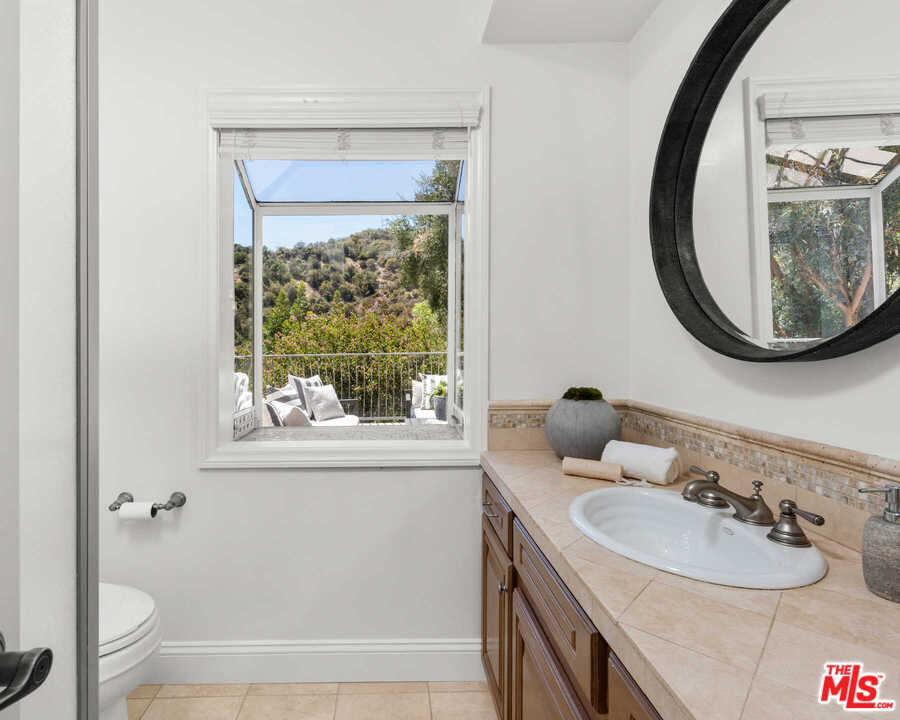 3944 Mandeville Canyon Road Los Angeles, CA 90049 - Photo 34 of 39