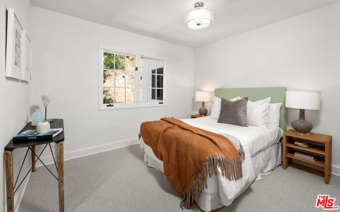 3944 Mandeville Canyon Road Los Angeles, CA 90049 - Photo 35 of 39