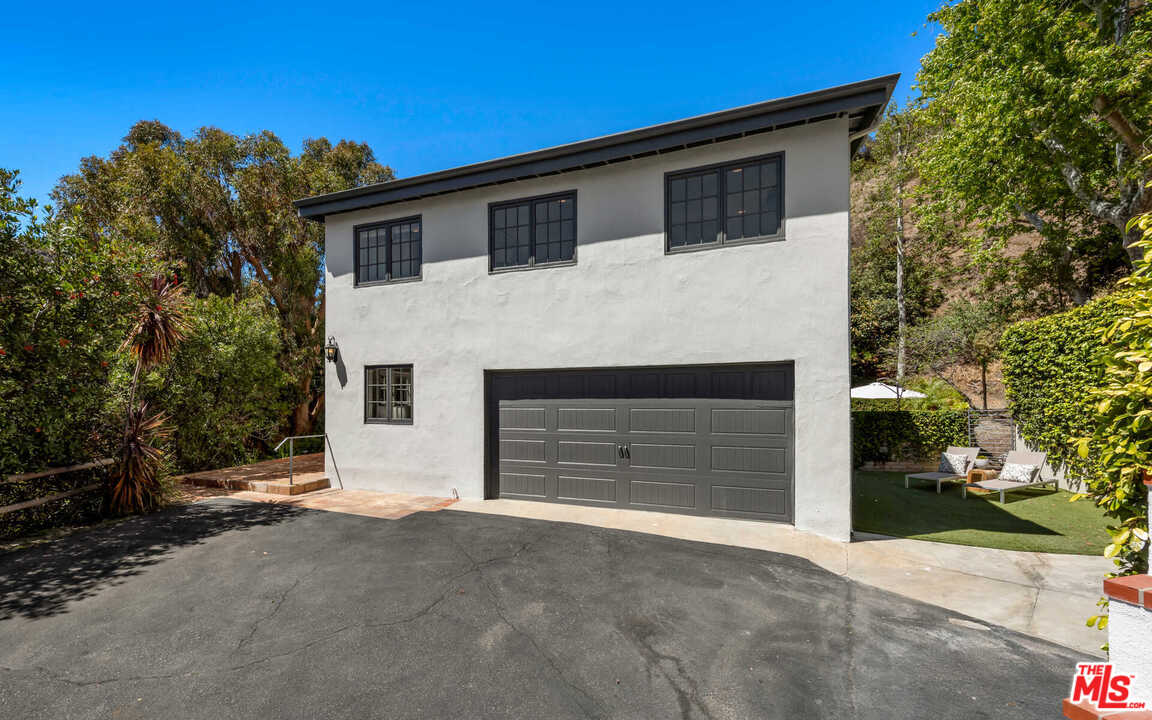 3944 Mandeville Canyon Road Los Angeles, CA 90049 - Photo 38 of 39