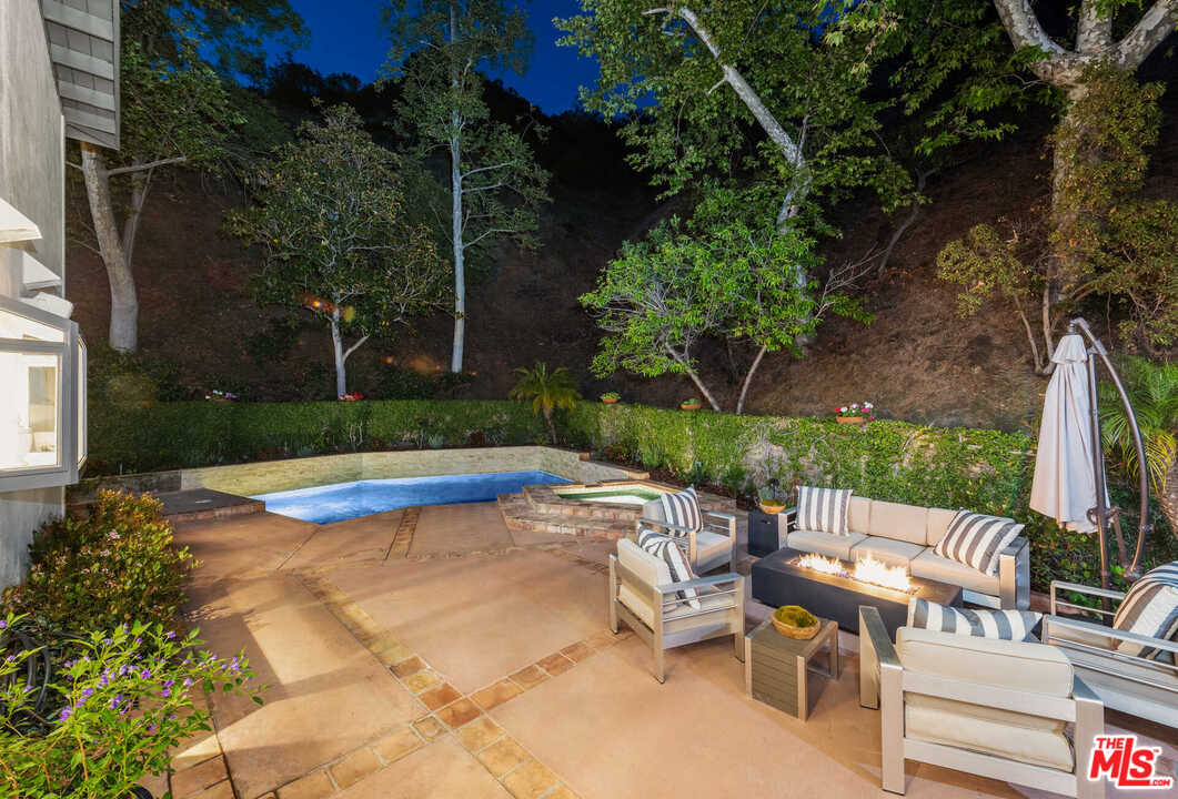 3944 Mandeville Canyon Road Los Angeles, CA 90049 - Photo 5 of 39