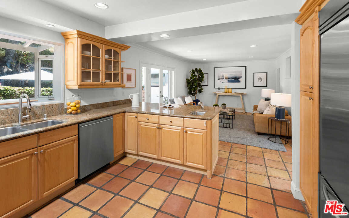 3944 Mandeville Canyon Road Los Angeles, CA 90049 - Photo 9 of 39