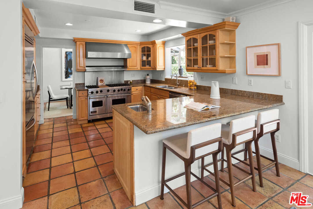 3944 Mandeville Canyon Road Los Angeles, CA 90049 - Photo 10 of 39