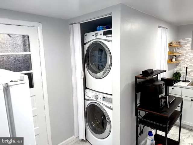 a view of a bedroom with washer and dryer