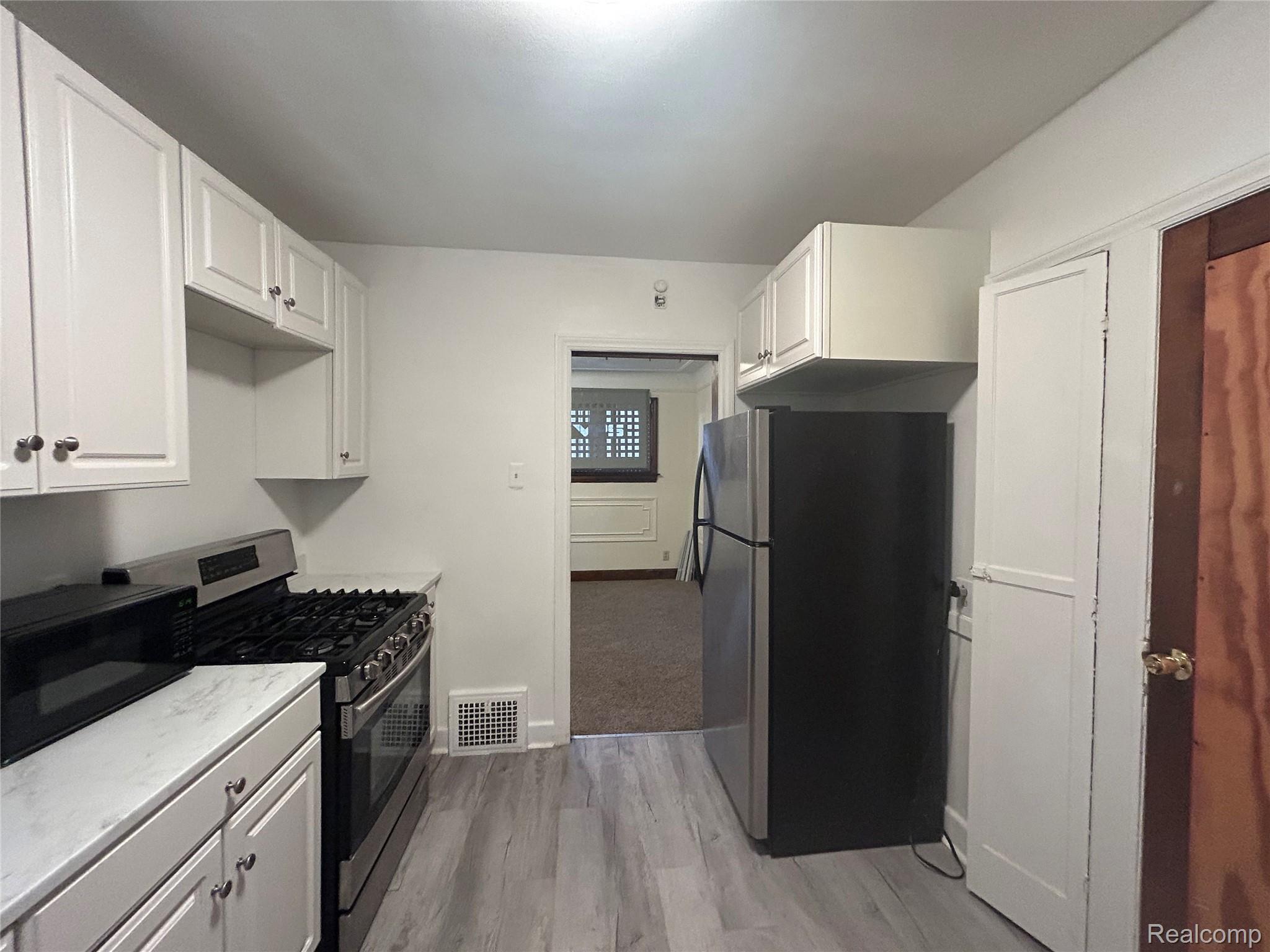 4401 Buckingham Detroit, MI 48224 - Photo 24 of 41 Kitchen - upper
