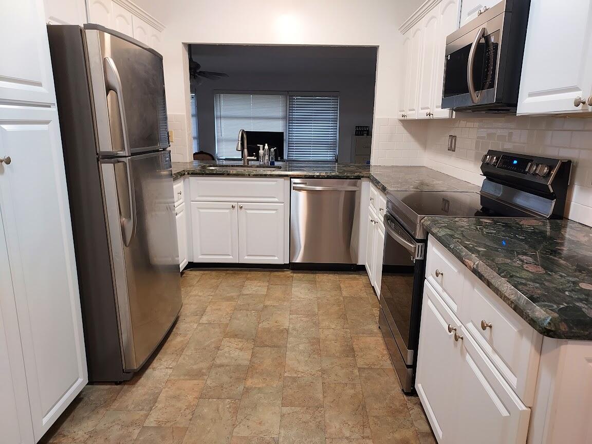 22367 Greentree Circle Boca Raton, FL 33433 - Photo 9 of 33 new kitchen