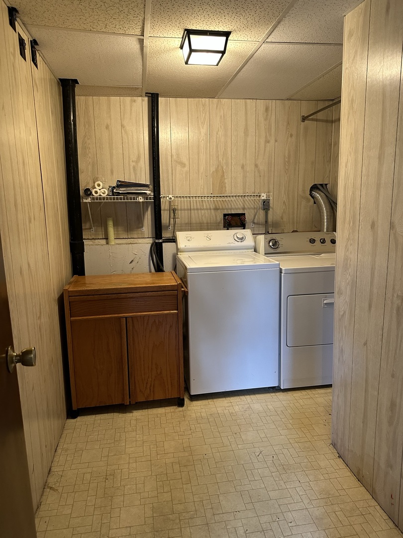 320 Stonegate Road New Lenox, IL 60451 - Photo 23 of 31 a bathroom with a sink double vanity and a mirror
