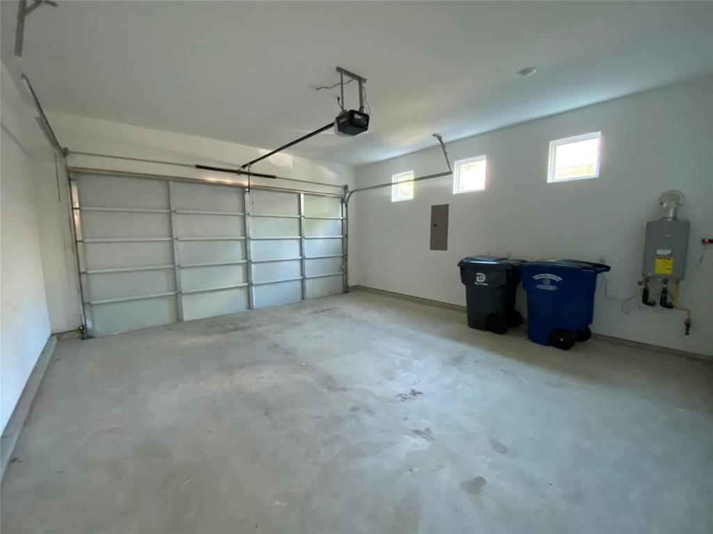 807 South Glasgow Drive Dallas, TX 75223 - Photo 24 of 25 a view of a garage