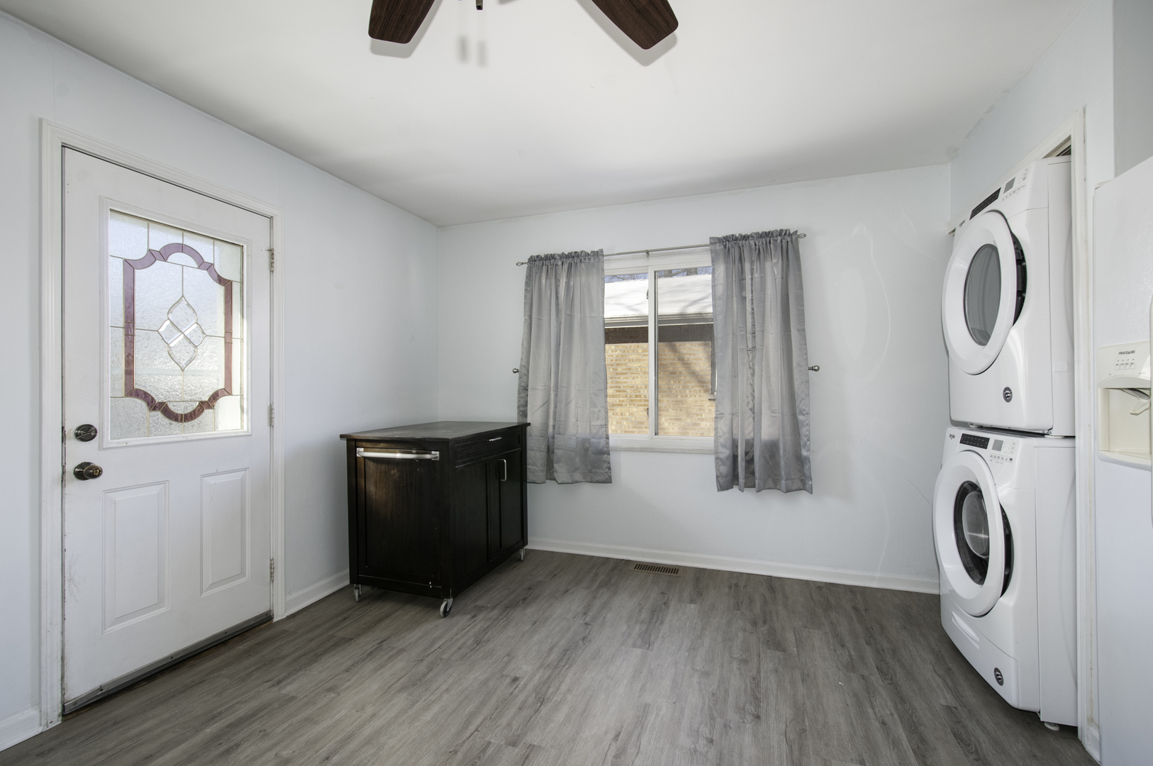14526 Ridgeway Avenue Midlothian, IL 60445 - Photo 6 of 17 an empty room with windows and closet