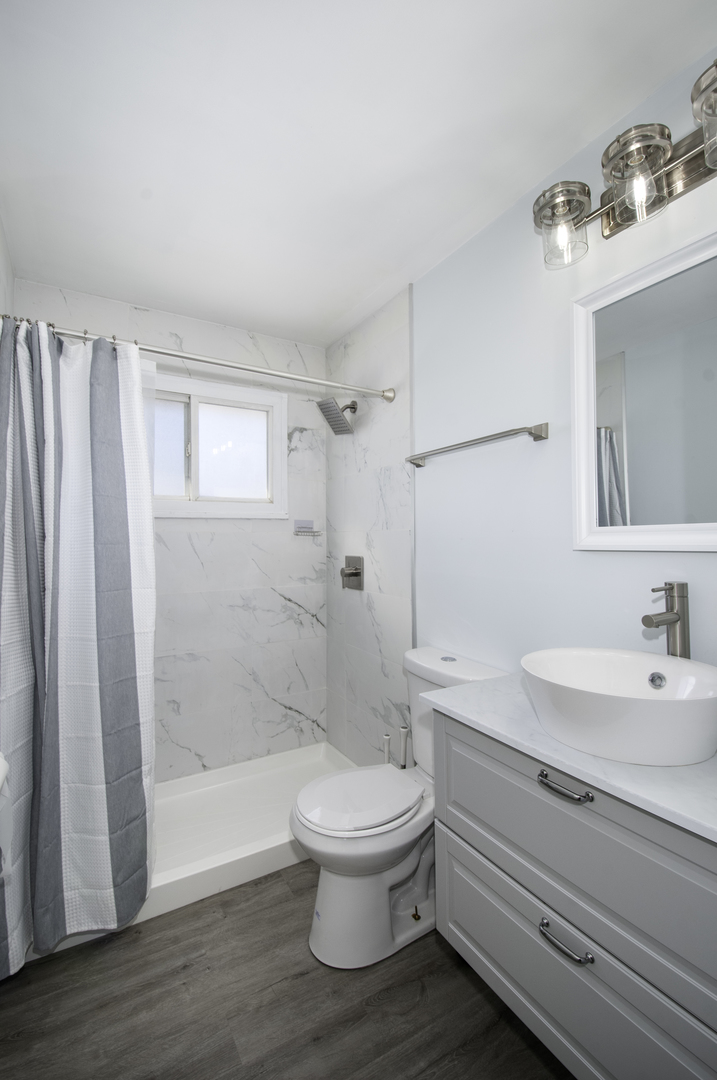 14526 Ridgeway Avenue Midlothian, IL 60445 - Photo 10 of 17 a bathroom with a toilet a sink and a bathtub