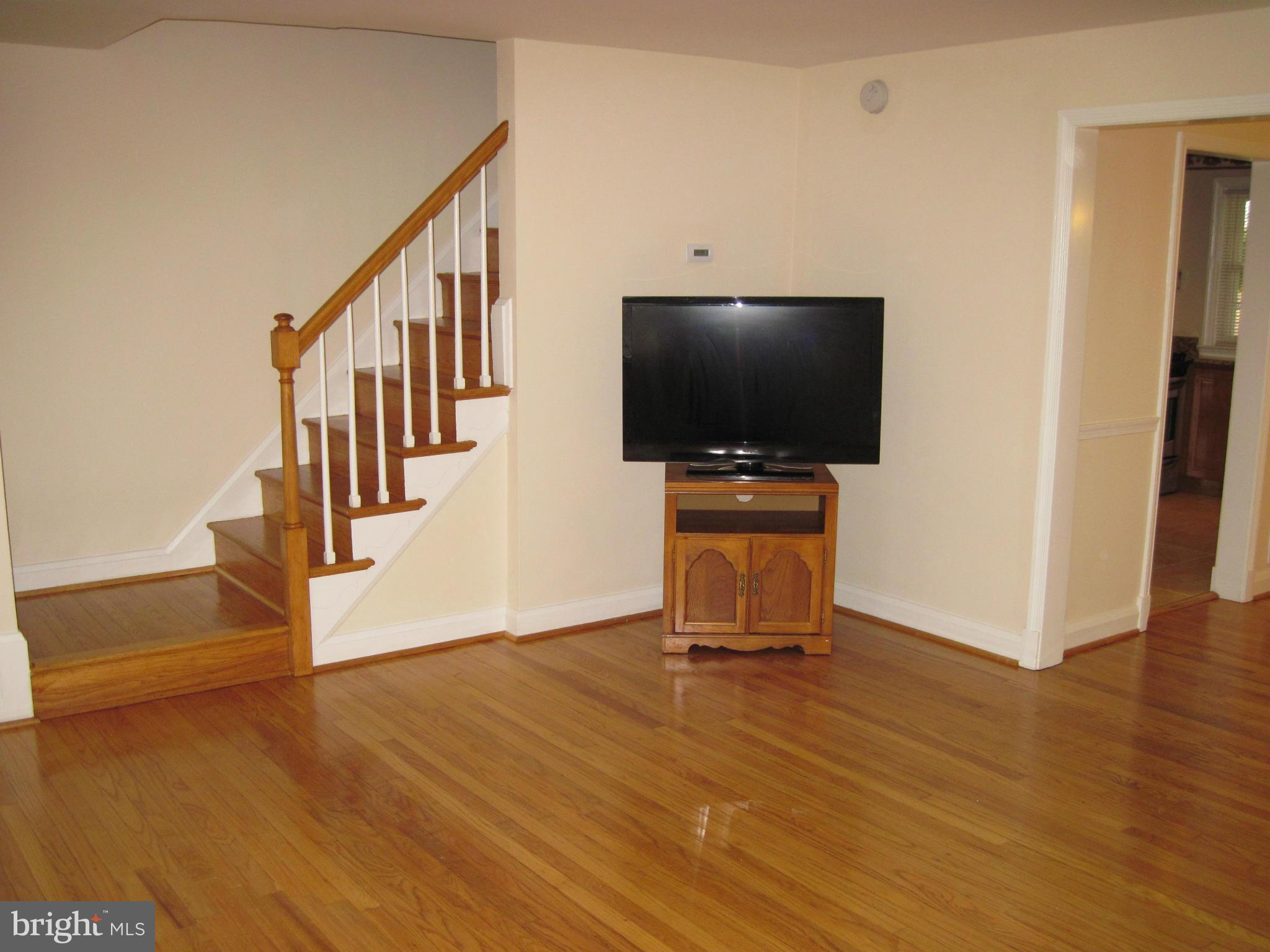 6163 Regent Park Road Baltimore, MD 21228 - Photo 3 of 23 Living Room