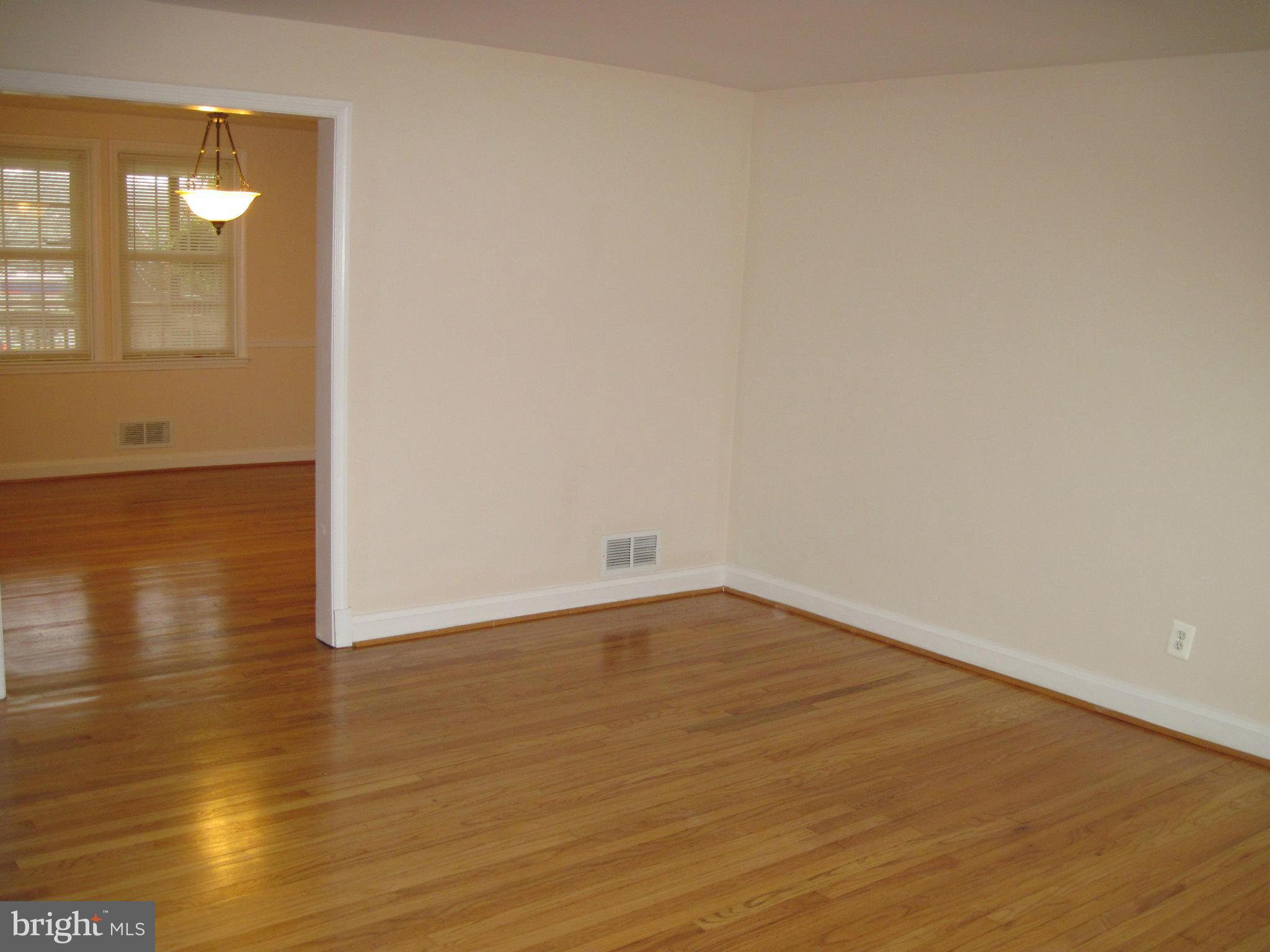 6163 Regent Park Road Baltimore, MD 21228 - Photo 4 of 23 Living Room