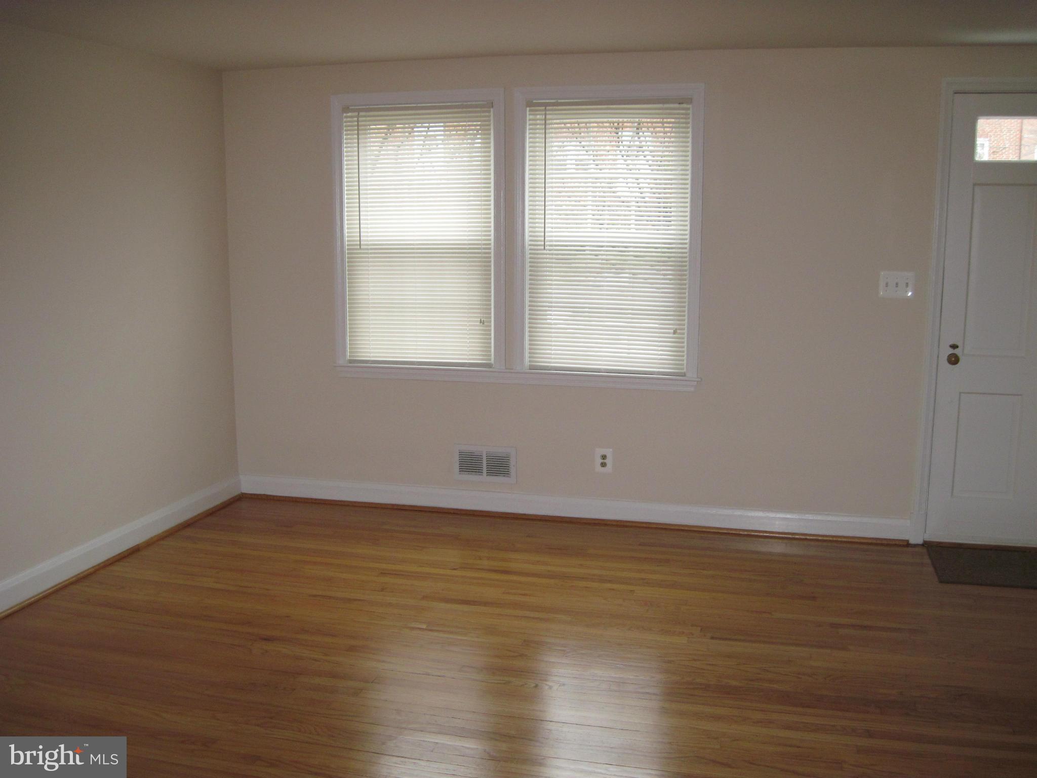 6163 Regent Park Road Baltimore, MD 21228 - Photo 5 of 23 Living Room