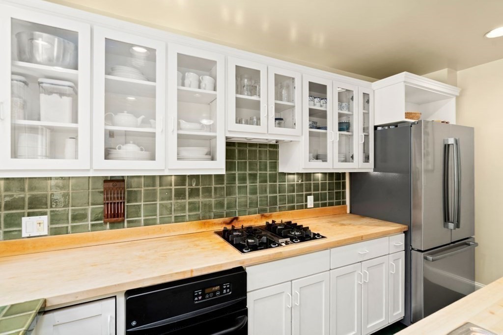 18 Stoneleigh Road, Unit 18 Newton, MA 02465 - Photo 20 of 26 a kitchen with a stove and a refrigerator