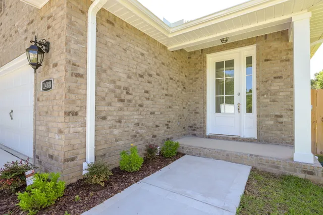 a view of a house with backyard and garden