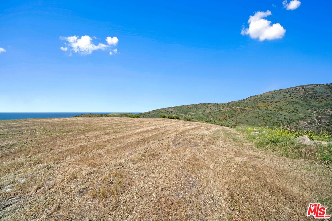 4250 Decker Edison Road Malibu, CA 90265 - Photo 10 of 25 a view of a interior of the house