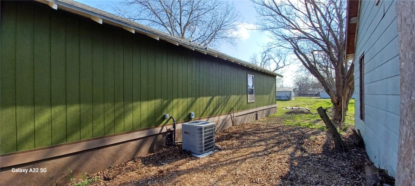 1005 Taylor Street Waco, TX 76704 - Photo 3 of 14 a view of a backyard with a garden