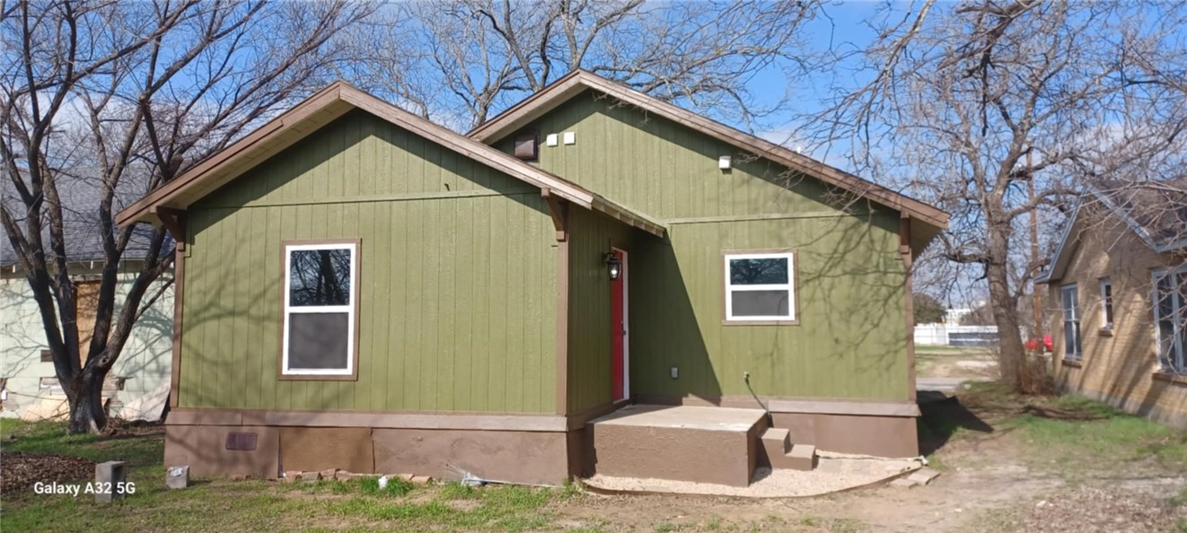 1005 Taylor Street Waco, TX 76704 - Photo 4 of 14 a front view of a house with garden