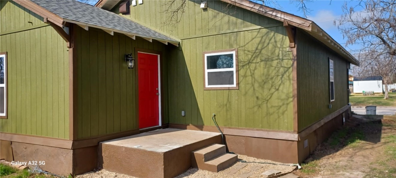 1005 Taylor Street Waco, TX 76704 - Photo 5 of 14 a view of entryway and hall