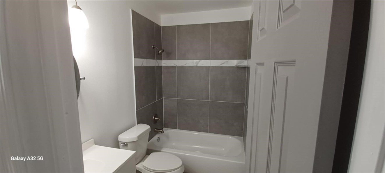 1005 Taylor Street Waco, TX 76704 - Photo 10 of 14 a bath room with a toilet and a bath tub