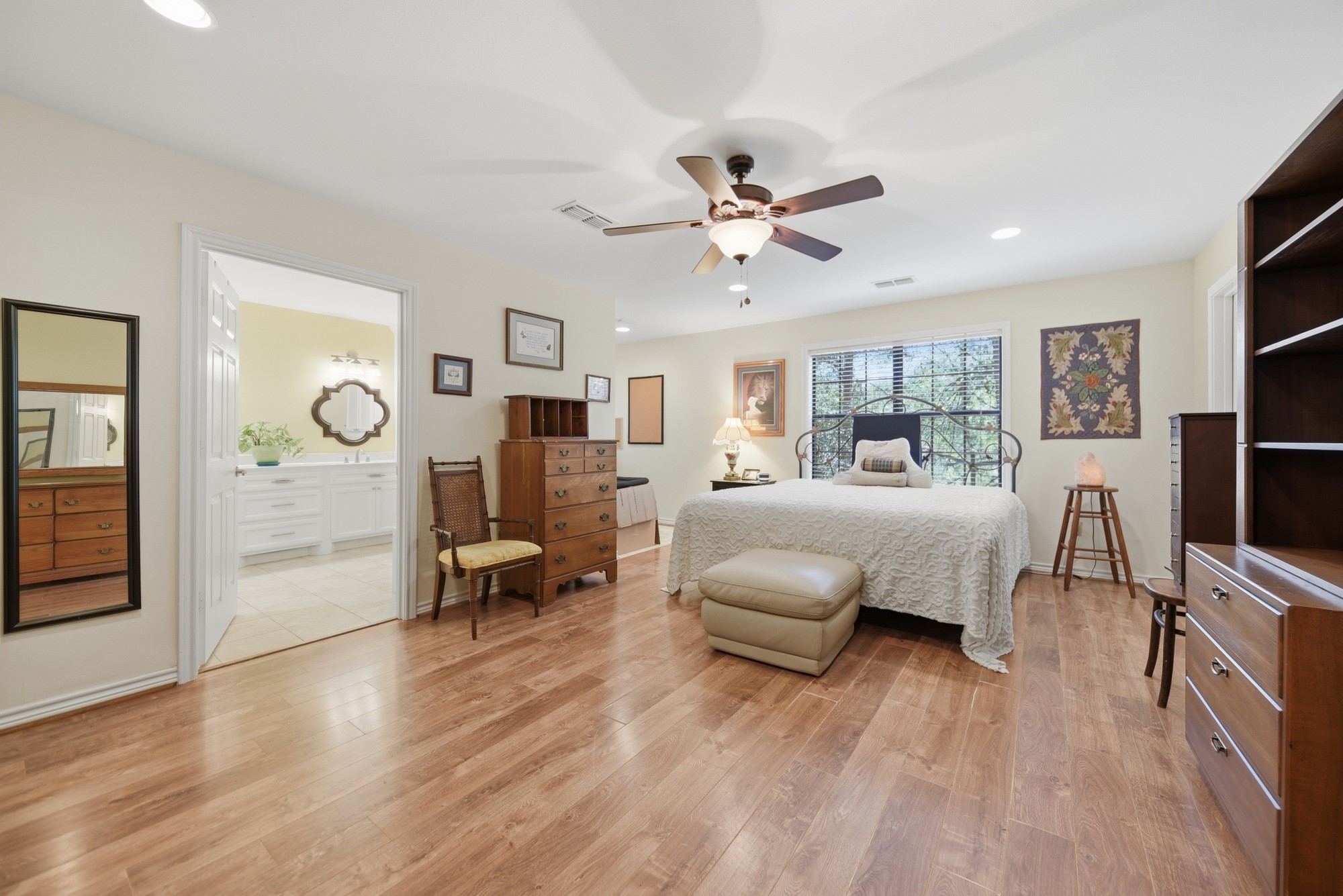 6201 Fm 389 Brenham, TX 77833 - Photo 3 of 50 a living room with furniture