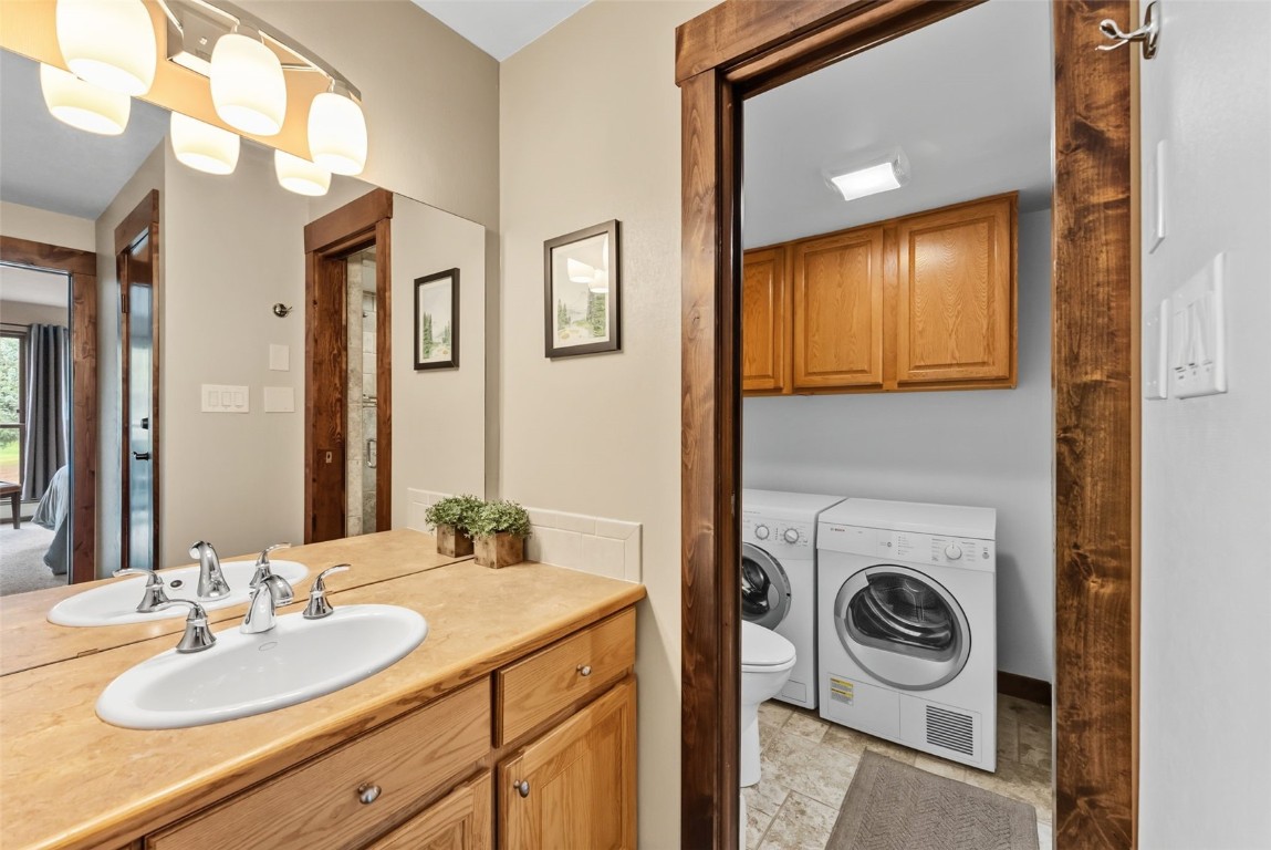 112 La Bonte Street, Unit 202 Dillon, CO 80435 - Photo 20 of 32 a en suite bathroom with a sink and a mirror