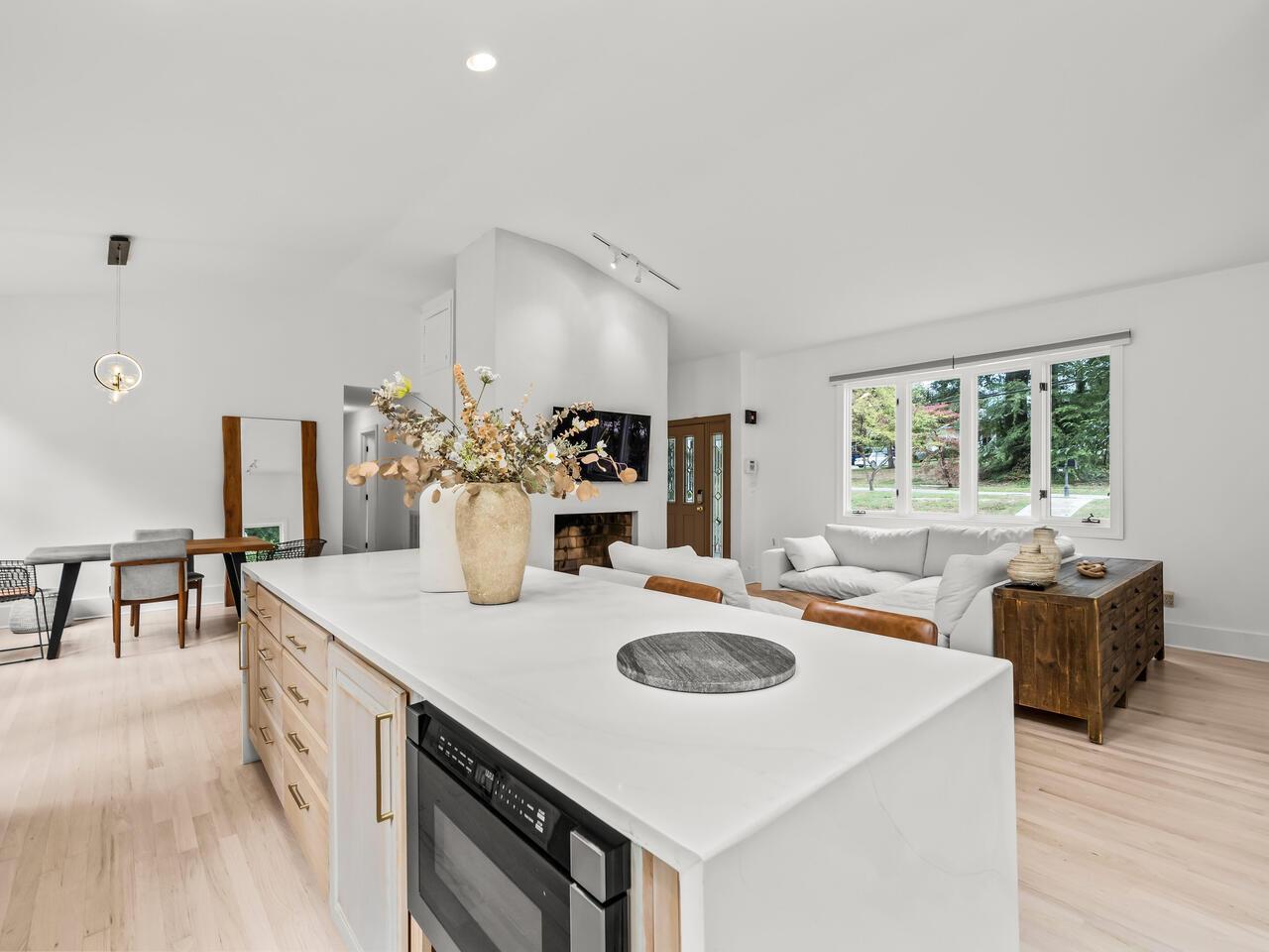 300 Dartmouth Road Raleigh, NC 27609 - Photo 8 of 28 a kitchen that has a table chairs and wooden floor