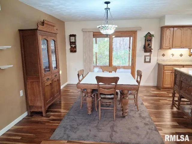 $229,900 | 421 Charter Oak Place, Dahinda, IL 61428