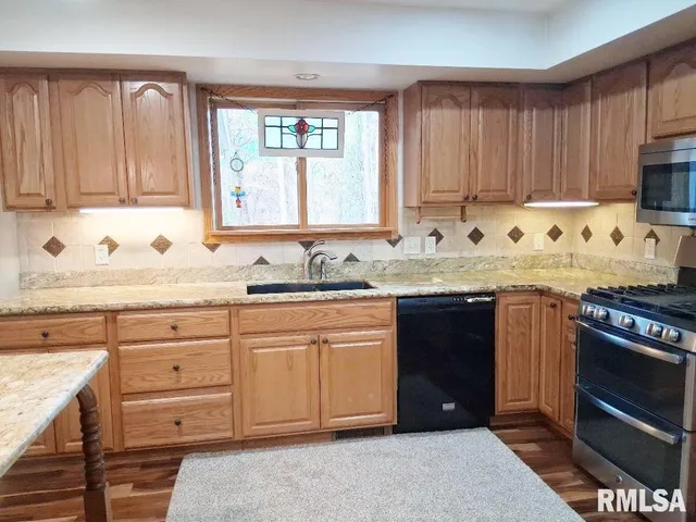 $229,900 | 421 Charter Oak Place, Dahinda, IL 61428