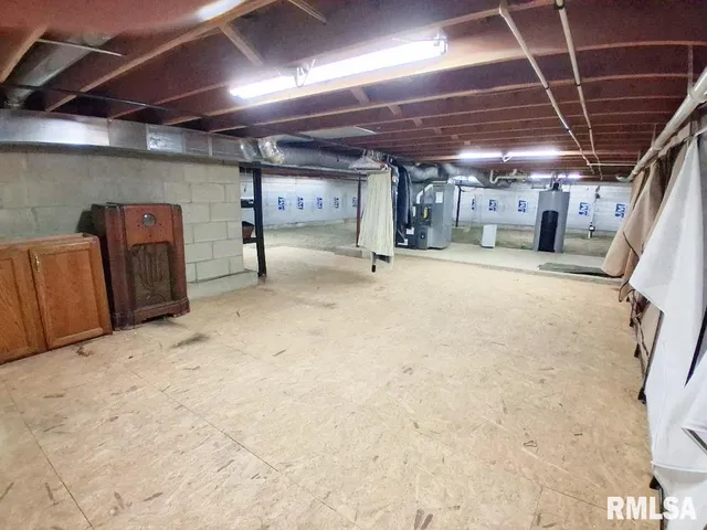 $229,900 | 421 Charter Oak Place, Dahinda, IL 61428