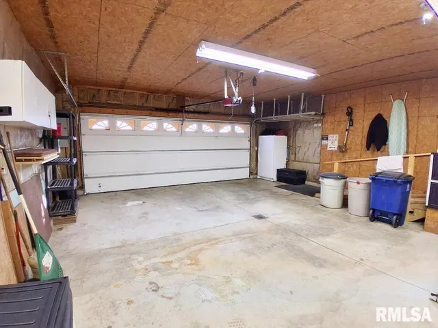 $229,900 | 421 Charter Oak Place, Dahinda, IL 61428