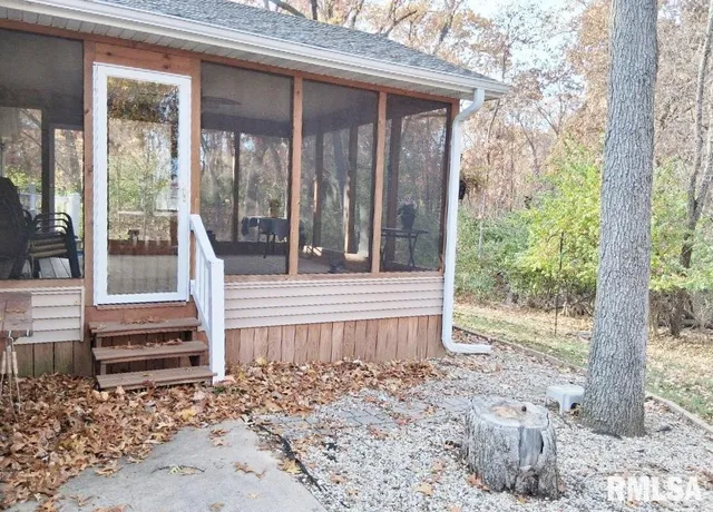 $229,900 | 421 Charter Oak Place, Dahinda, IL 61428