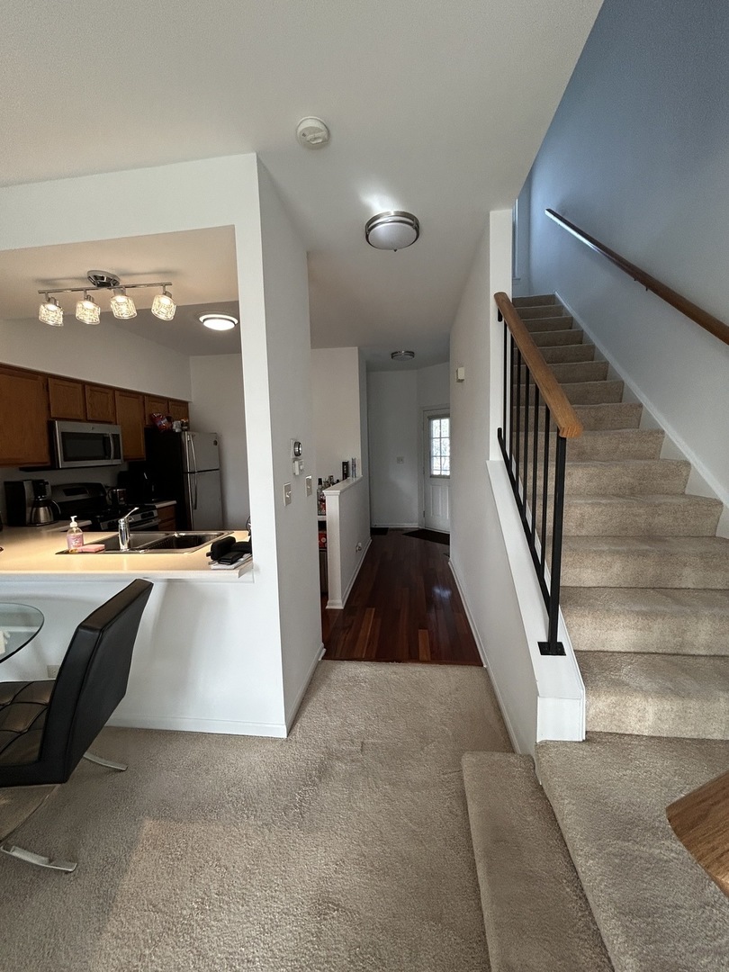 356 Fallbrook Court Schaumburg, IL 60107 - Photo 4 of 18