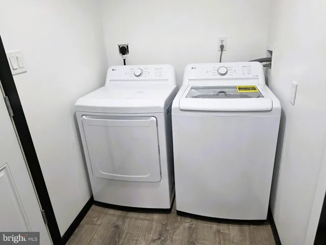 a black and white photo of a building