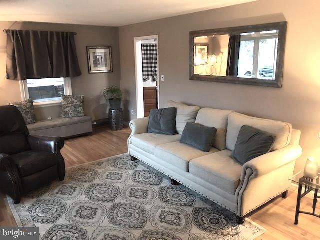 6 Kenneth Avenue Spring City, PA 19475 - Photo 2 of 11 Living room