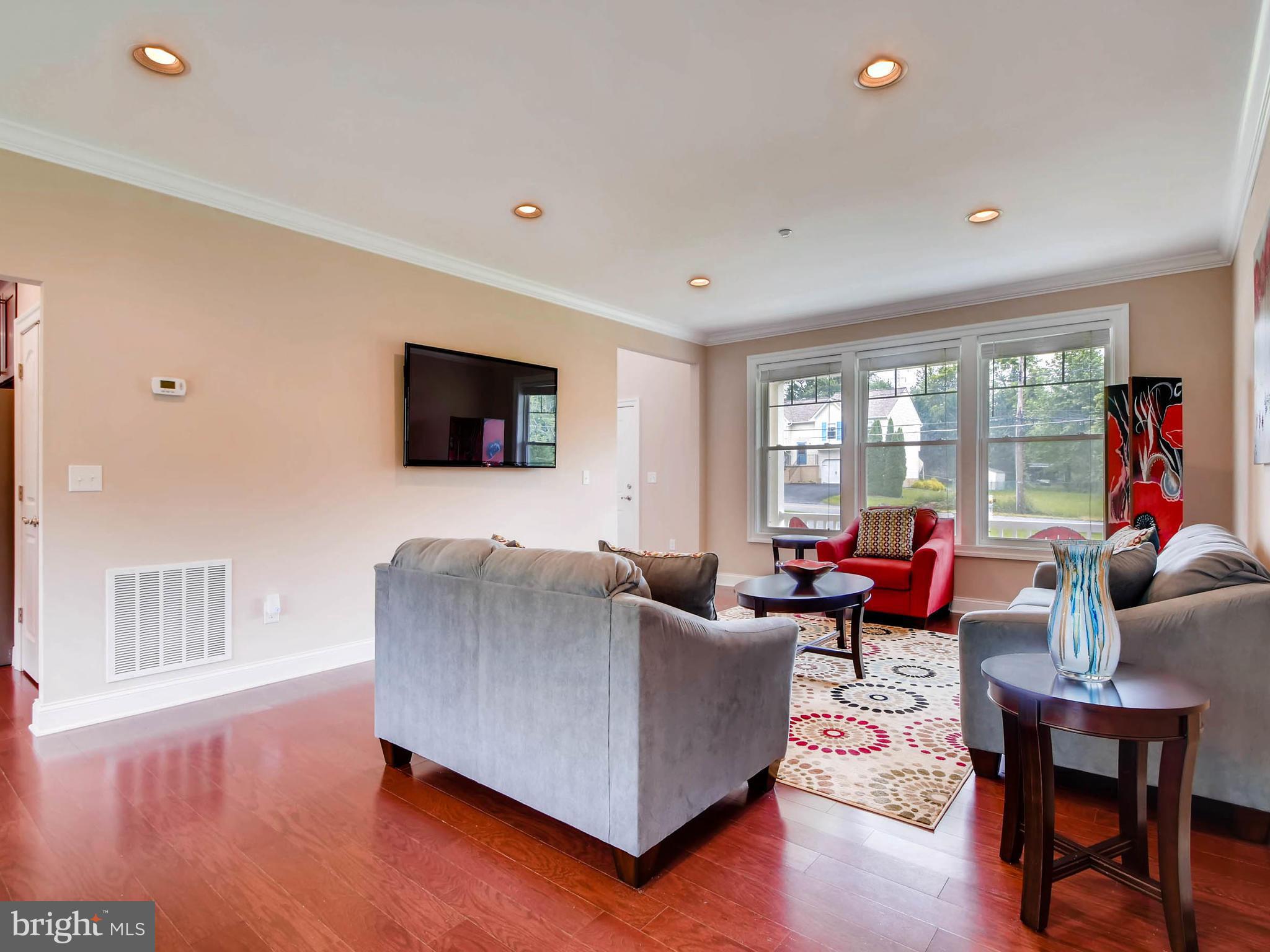 9832 Magledt Road Baltimore, MD 21234 - Photo 7 of 30 Living Room
