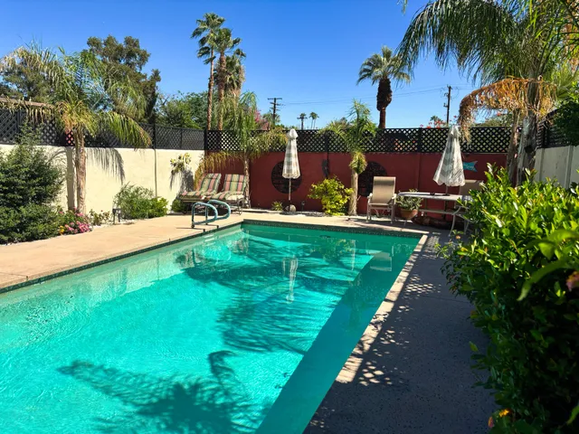 a view of a backyard