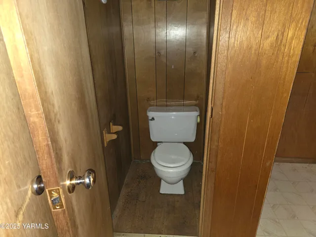 a view of entryway with a shower